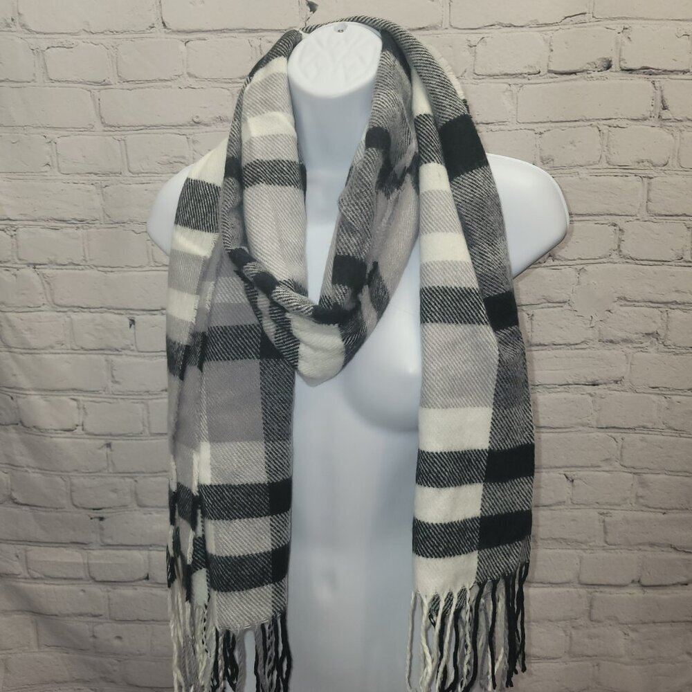 Steve Madden Women's Placement Plaid Scarf- Black and White